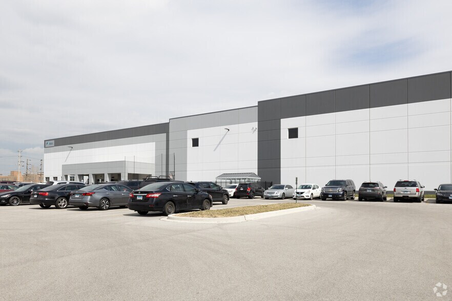 More Photos Of 6900 S Central Ave, Bedford Park Industrial For Lease