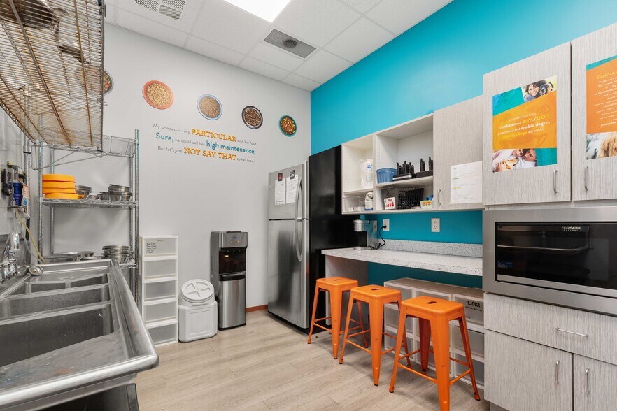 More Photos Of 6015 Fairmont Pky, Pasadena Freestanding For Sale