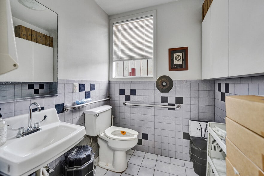 More Photos Of 121 SE 1st Ave, Dania Beach Auto Repair For Sale