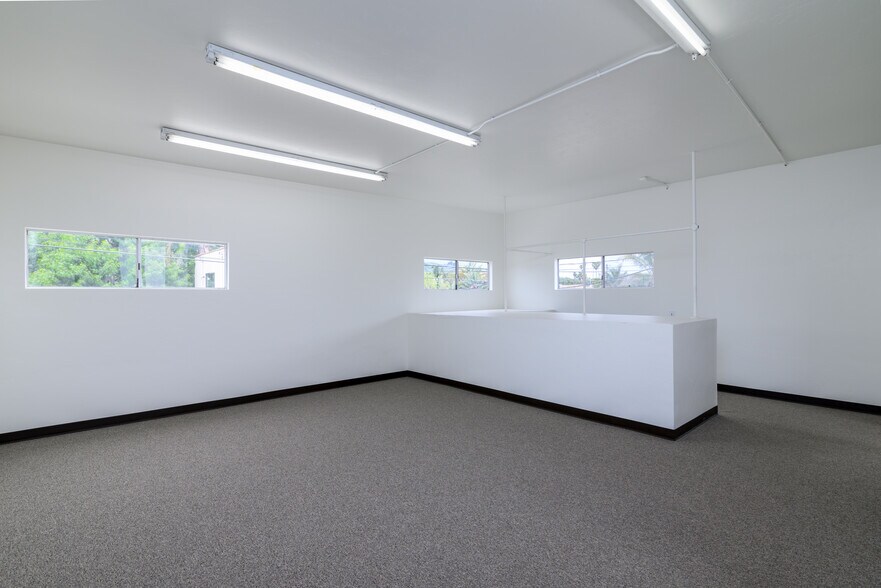 More Photos Of 2037 E Thompson Blvd, Ventura Storefront Retail Office For Lease