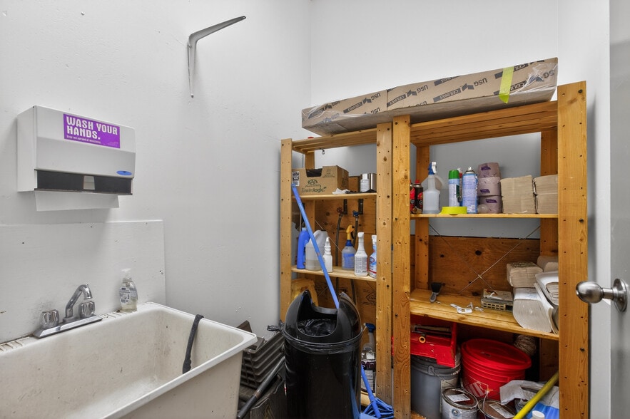 More Photos Of 439-441 E Hastings st, Vancouver Flex For Lease