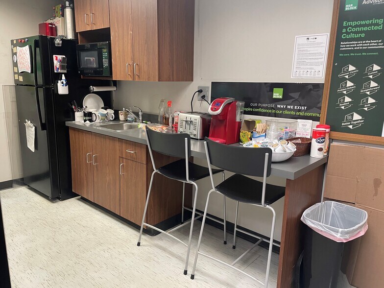 More Photos Of 7234 W North Ave, Elmwood Park Office For Sale