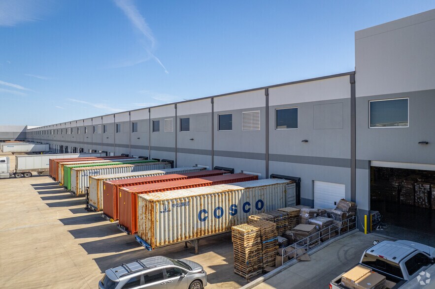 More Photos Of 525 S Cravens Rd, Missouri City Distribution For Lease