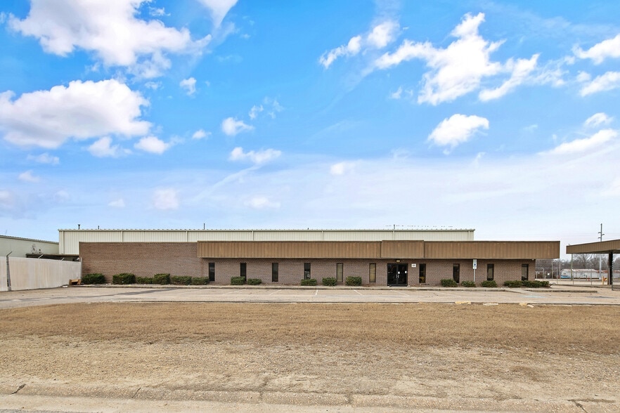 More Photos Of 131 Pepsi Ln, Fayetteville Distribution For Lease