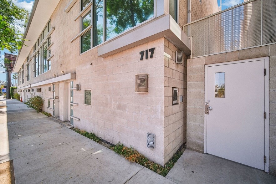 More Photos Of 717 N Highland Ave, Los Angeles Flex For Sale