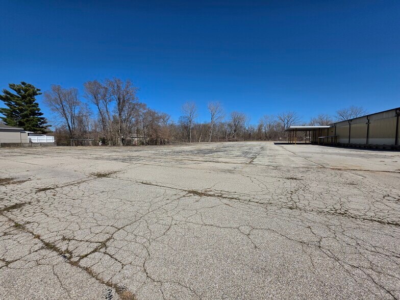 More Photos Of 401 E 5th St, Pinconning Distribution For Sale