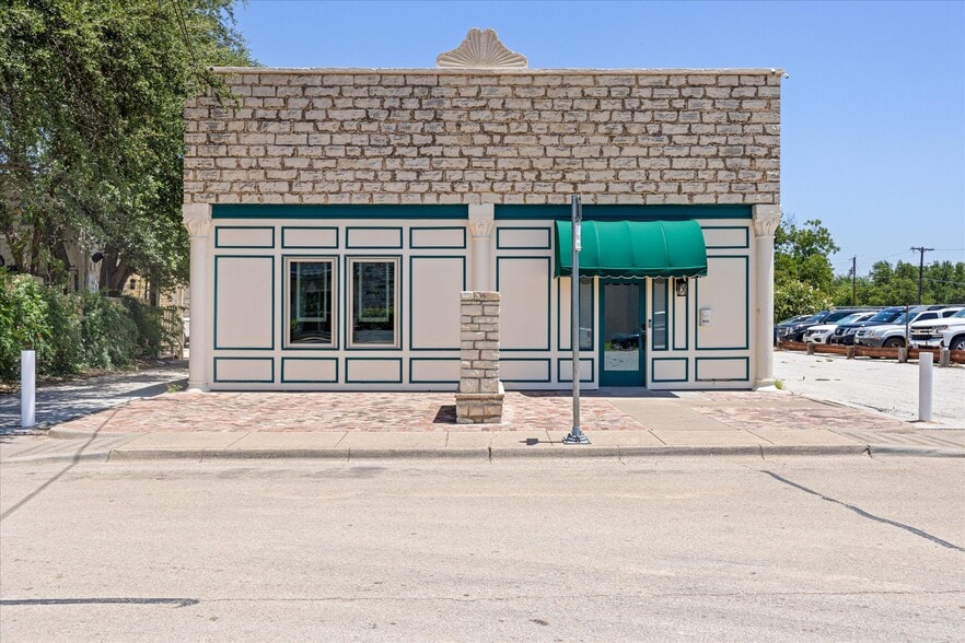 More Photos Of 111 S Houston St, Granbury Loft Creative Space For Sale