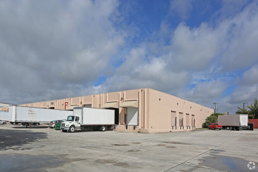 More Photos Of 950 W 13th St, Riviera Beach Warehouse For Lease
