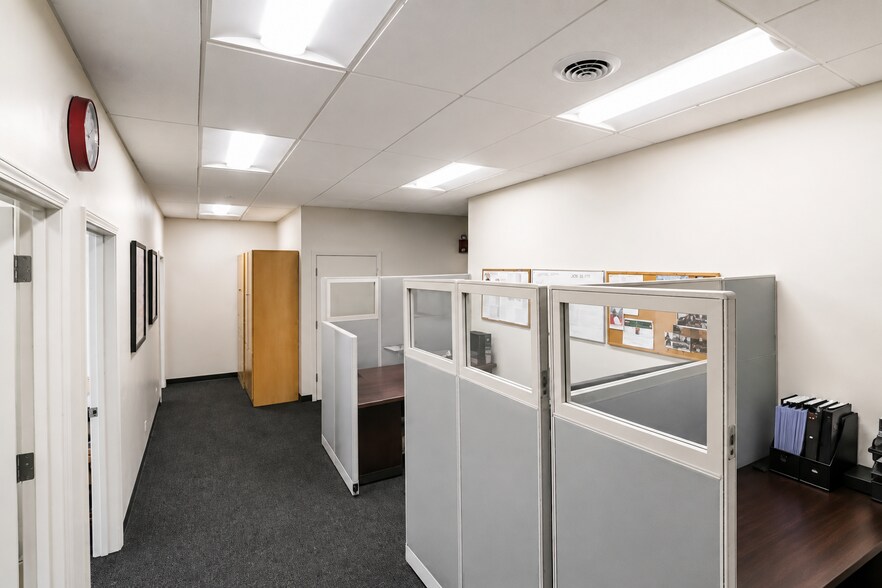 More Photos Of 935 N Plum Grove Rd, Schaumburg Office For Sale