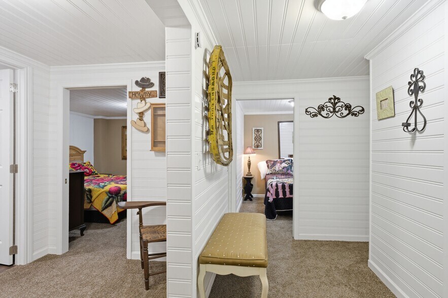 More Photos Of 10 S Side Sq, Cooper Freestanding For Sale