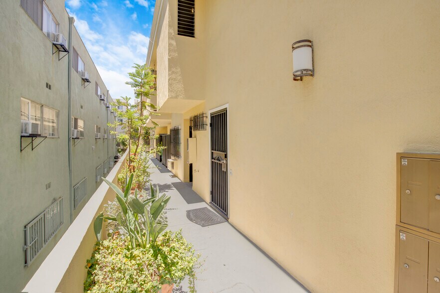More Photos Of 939 Larrabee St, West Hollywood Apartments For Sale