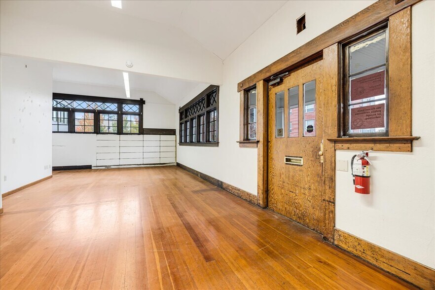 More Photos Of 5827 SE 91st Ave, Portland Medical For Sale