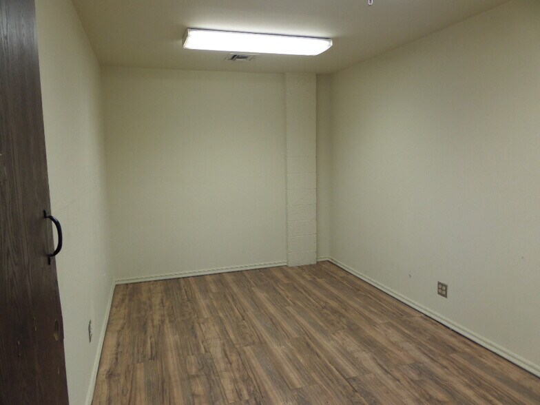 More Photos Of 2602 W Holly St, Phoenix Warehouse For Lease