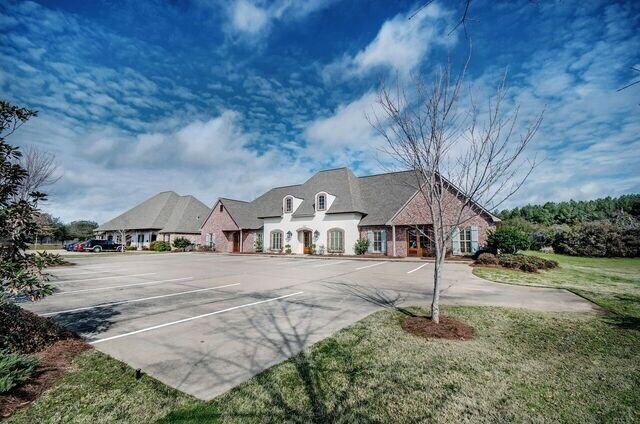 More Photos Of 302 Highland Park Cove, Ridgeland Medical For Sale