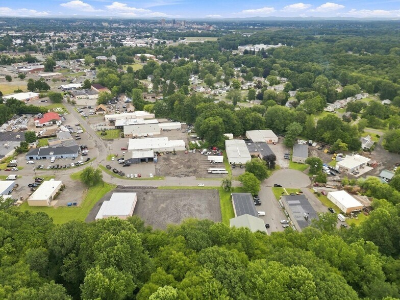 More Photos Of 97 Ramah Cir S, Agawam Auto Repair For Lease