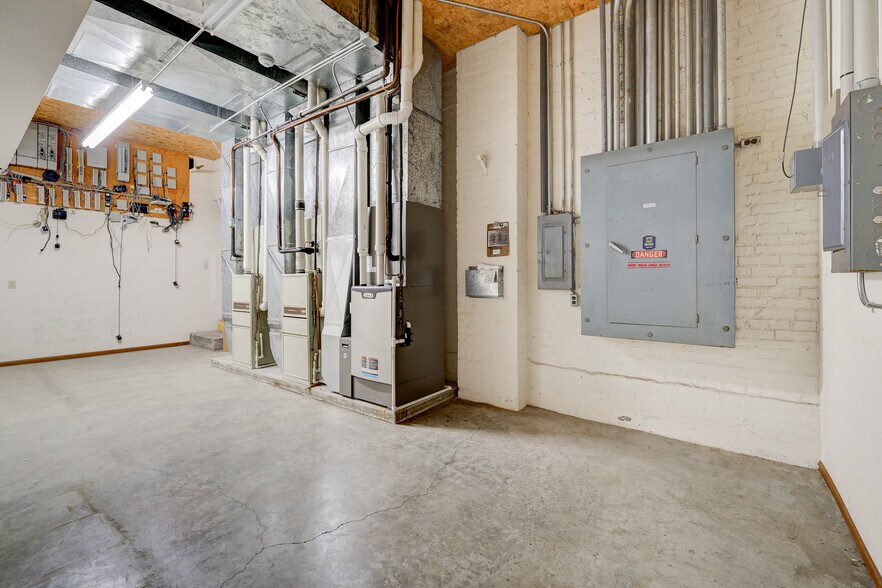 More Photos Of 309 South St, Pella Industrial For Sale