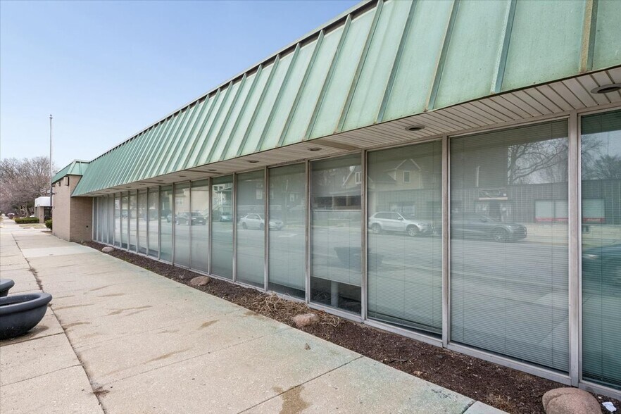 More Photos Of 7525 W Madison St, Forest Park Storefront Retail Office For Lease