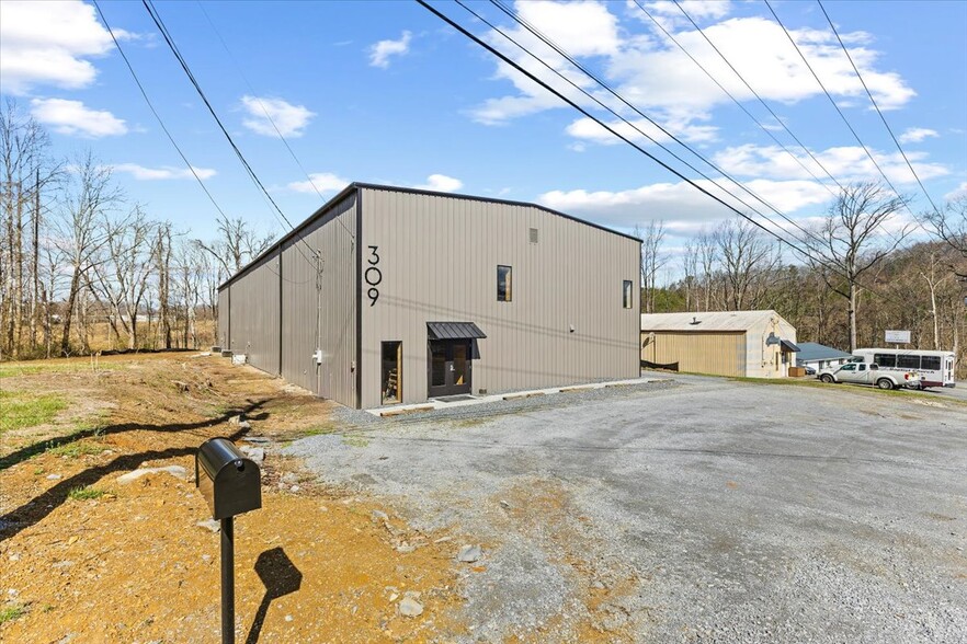 More Photos Of 309 E Springbrook Dr, Johnson City Flex For Lease