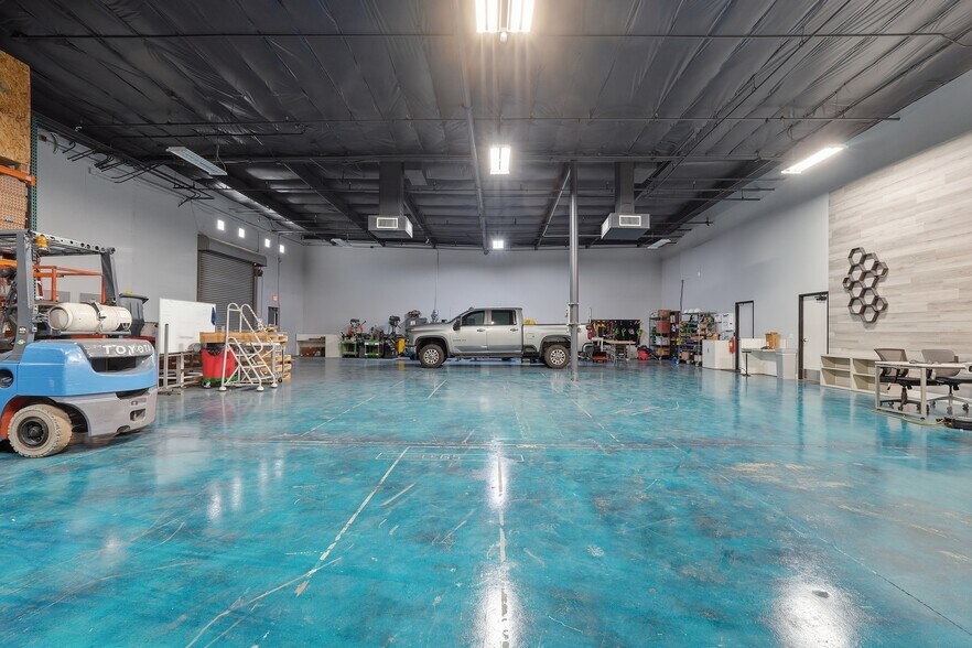 More Photos Of 3401 E Harbour Dr, Phoenix Light Manufacturing For Lease