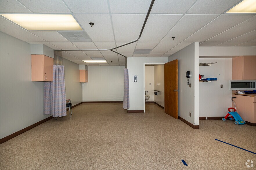 More Photos Of 100 E Helen St, Herington Healthcare For Sale