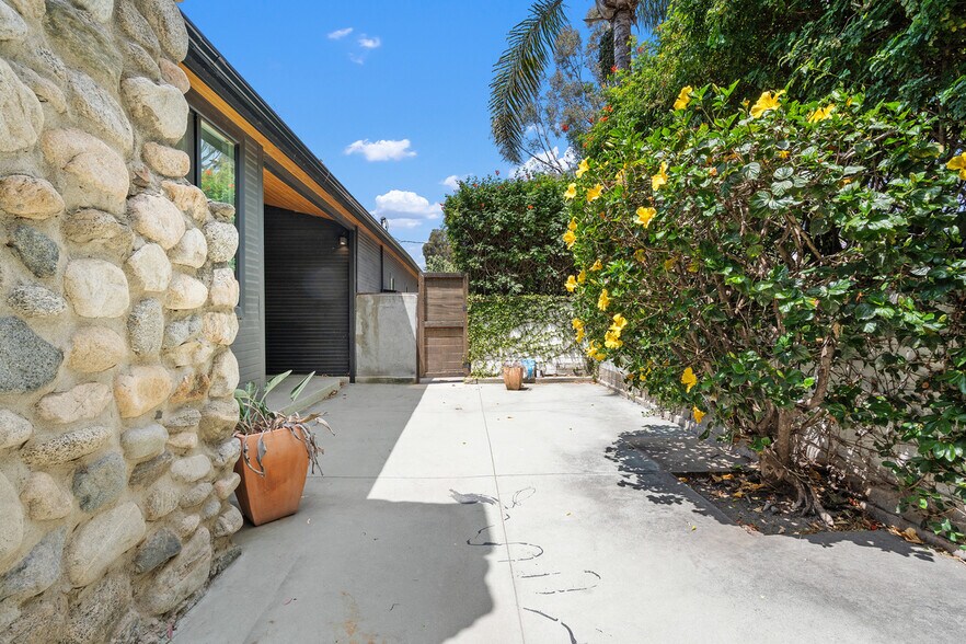 More Photos Of 27353 1/2 Pacific Coast Hwy, Malibu Apartments For Sale