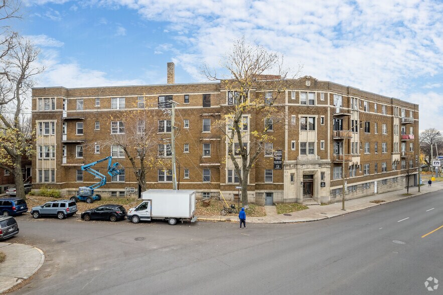 Primary Photo Of 5556 Ch De La Côte-Saint-Luc, Montréal Apartments For Sale