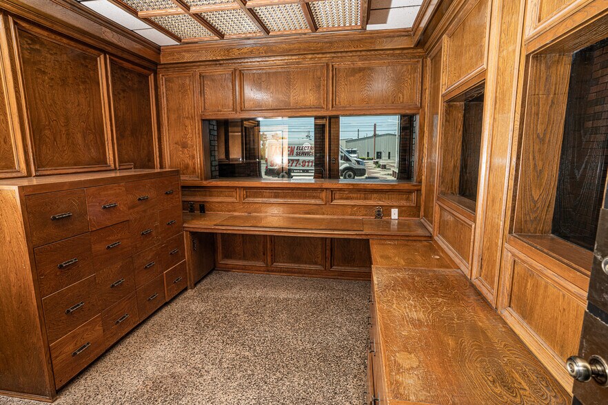 More Photos Of 6308 E 15th St, Tulsa Manufacturing For Lease