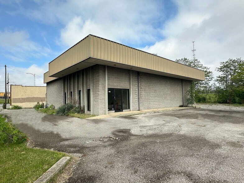 More Photos Of 958 Lincolnway, South Bend General Retail For Sale