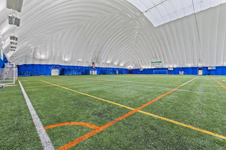 More Photos Of 901 Cannon Rd S, Dundas Sports And Entertainment For Sale