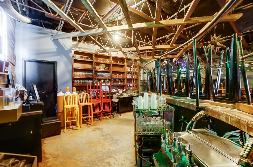 More Photos Of 491 Park St, Columbus Bar For Lease