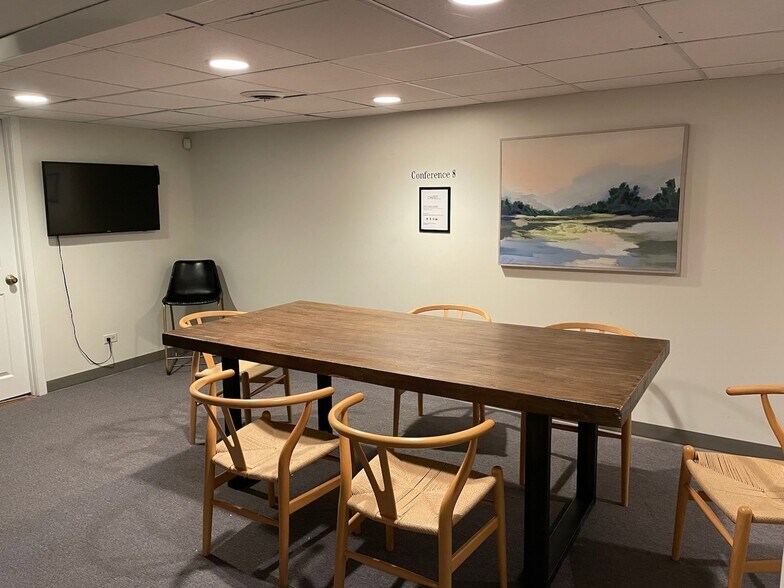 More Photos Of 132 W Lake St, Bloomingdale Coworking Space