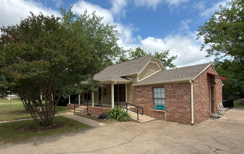 Primary Photo Of 902 W Pearl St, Granbury Office For Lease