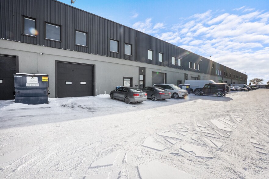 Primary Photo Of 609-649 Montée De Liesse, Saint-Laurent Warehouse For Sale