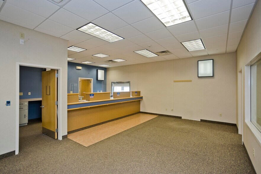 More Photos Of 422 Main St, Easthampton Freestanding For Lease