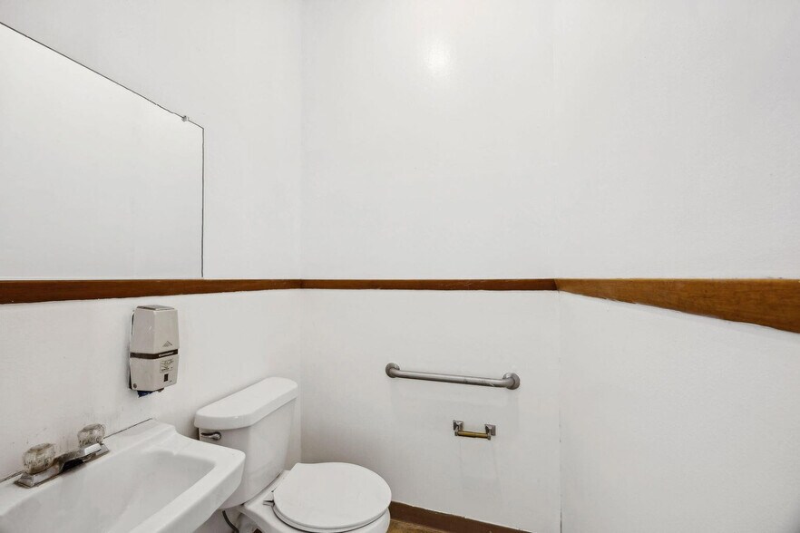 More Photos Of 819 S Moody Rd, Palatka Freestanding For Sale