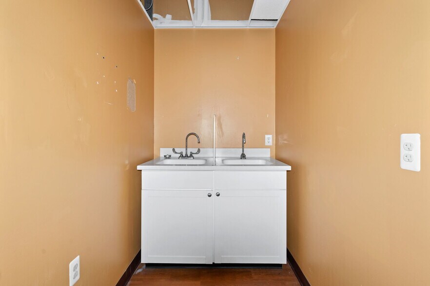 More Photos Of 4 Corwin Ct, Newburgh Medical For Sale