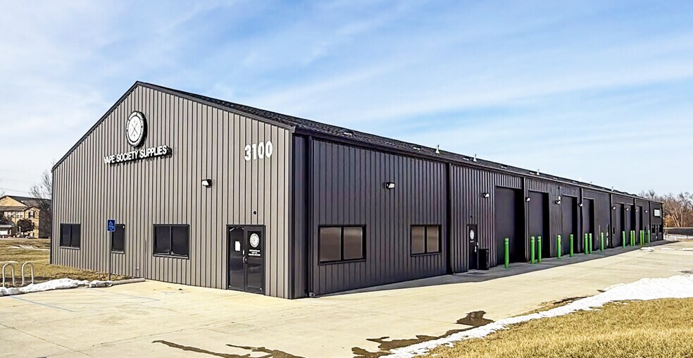 More Photos Of 3100 Old 63 S, Columbia Showroom For Sale