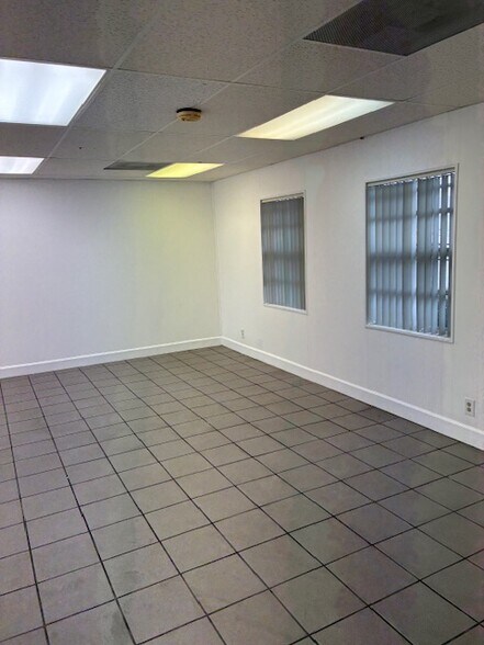More Photos Of 4073 NE 5th Ter, Oakland Park Warehouse For Lease