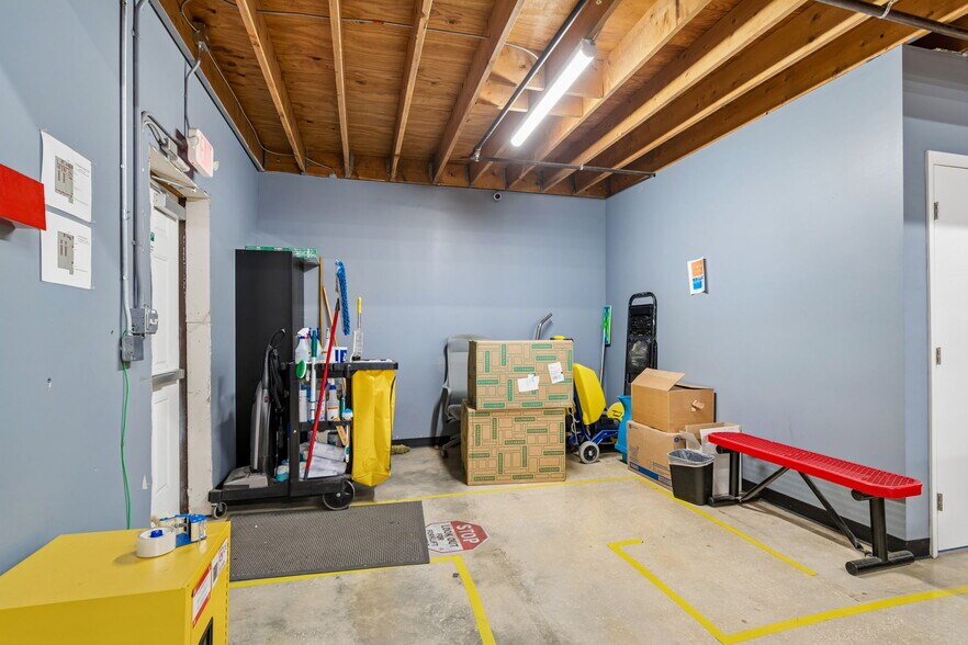 More Photos Of 1760-1770 Calumet St, Clearwater Warehouse For Lease
