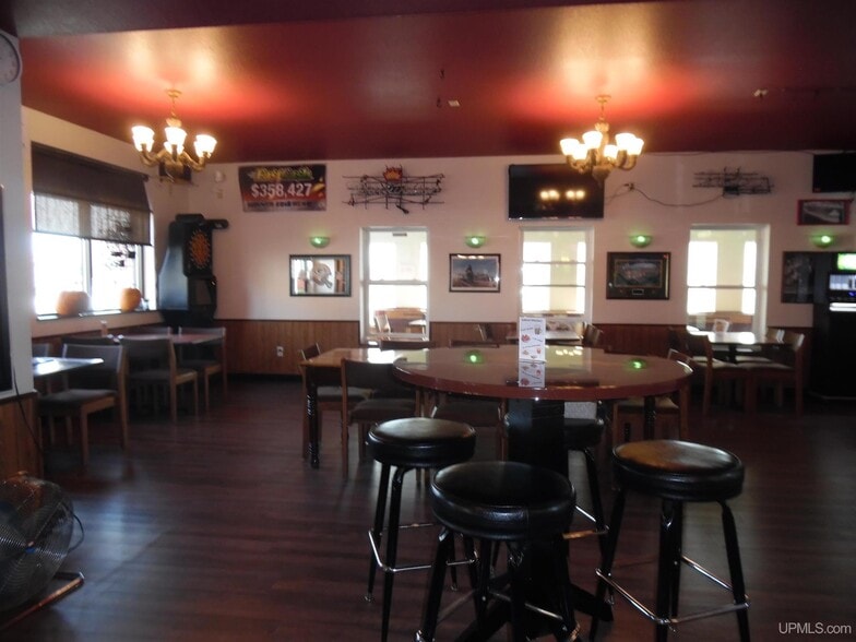 More Photos Of 31 Trimountain Ave, South Range Bar For Sale