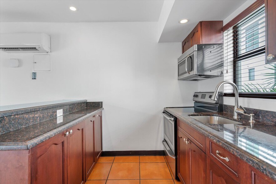 More Photos Of 333 Walnut St, Hollywood Hotel For Sale
