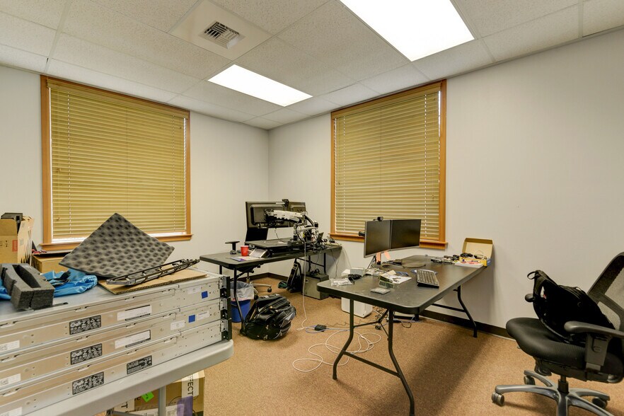 More Photos Of 2102 Carriage St SW, Olympia Office For Sale