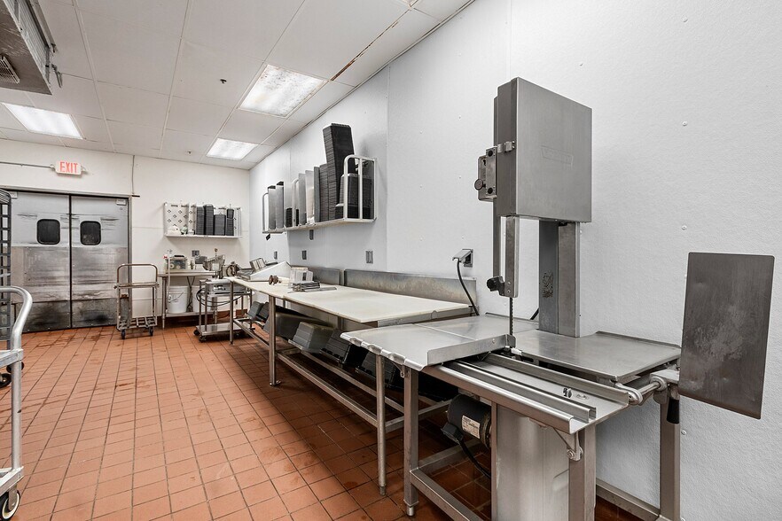 More Photos Of 2330 Menasha Ave, Manitowoc Supermarket For Sale