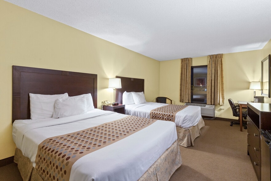 More Photos Of 30 Colonial Ave, Colonial Beach Hotel For Sale