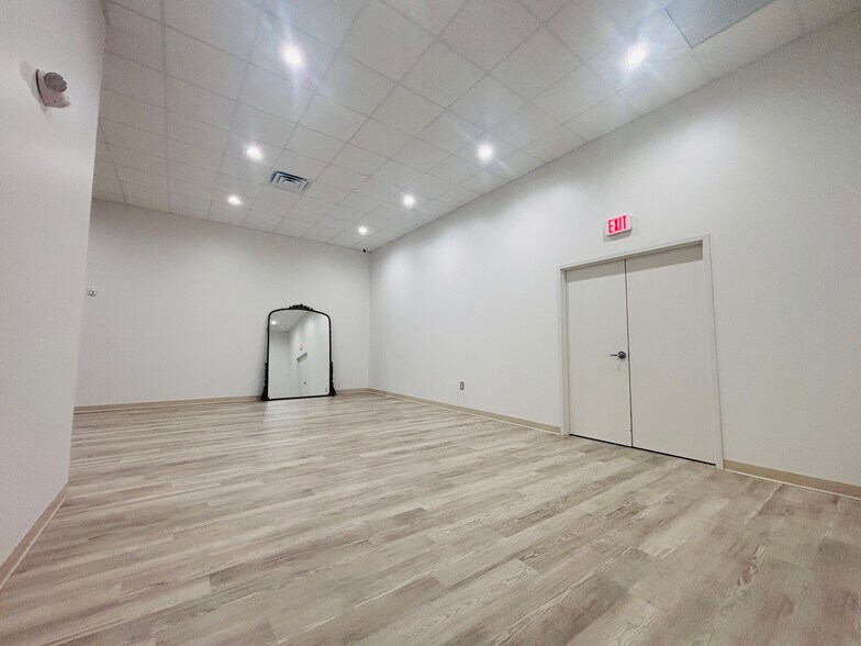 More Photos Of 131 Parkwood Cir, Carrollton General Retail For Lease