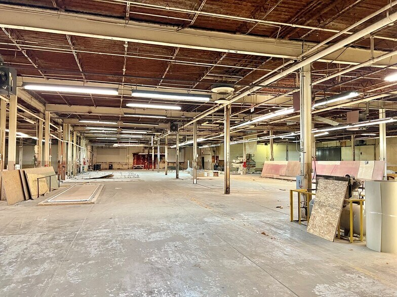 More Photos Of 521 S Market St, Galion Manufacturing For Lease