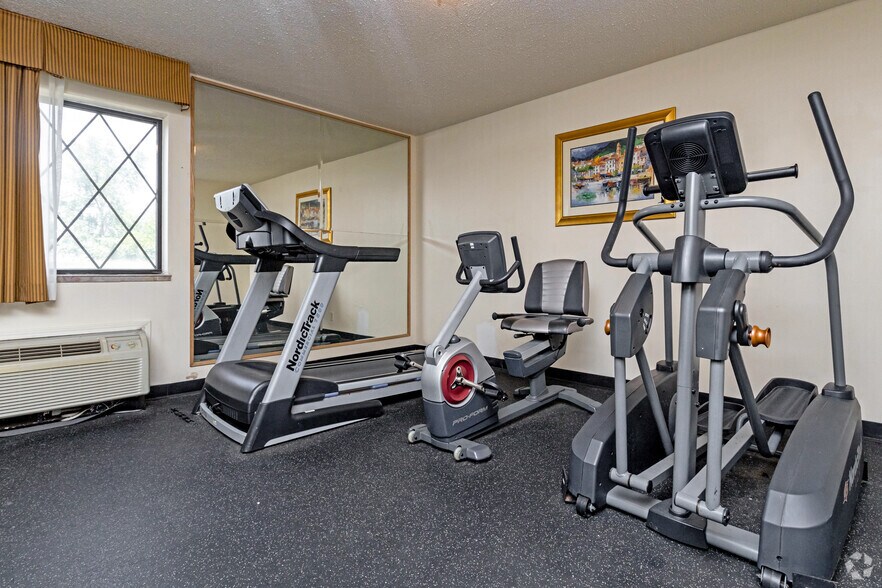 More Photos Of 5100 Hickory Point Frontage Rd, Decatur Hotel For Sale