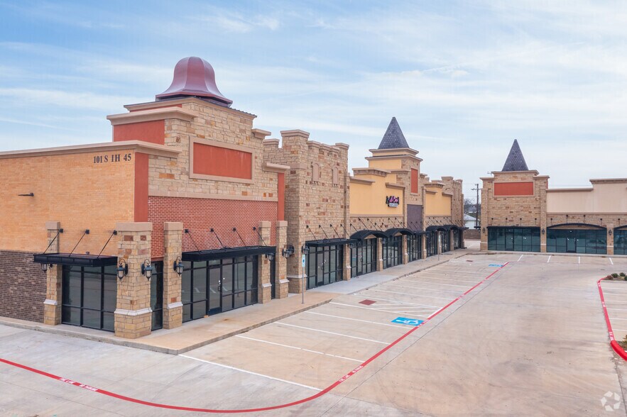 More Photos Of 101 S Interstate 45 Service Rd, Hutchins Storefront Retail Office For Lease