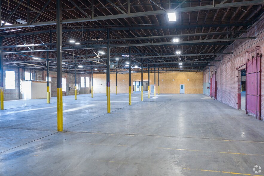 More Photos Of 88-92 Sunshine Rd, Kansas City Distribution For Lease