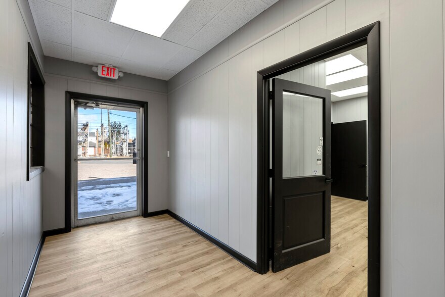 More Photos Of 5 Webb St, Windsor Locks Manufacturing For Lease